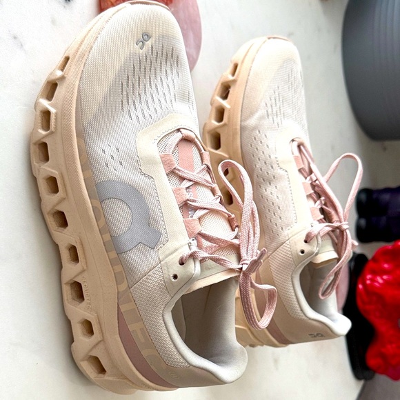 On Running Cloudmonster Shoes - Picture 3 of 8